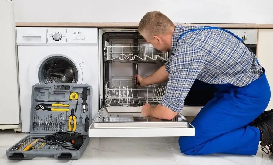 Çamlıdere Beko servisi teknisyen ekibi beyaz eşya tamiri yaparken